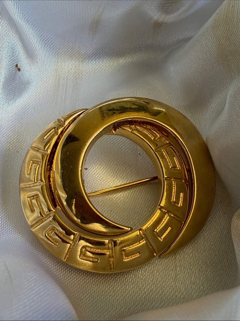 Interlocking circle gold brooch